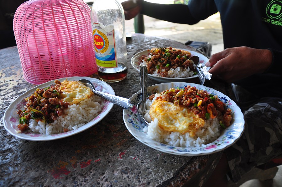 ข้าวมาแล้ววววววววววว.................โอ้โห.............พี่ใส่พริกมาหมดสวนเลยป่าวเนี่ยยยยยยยยยย :umh: