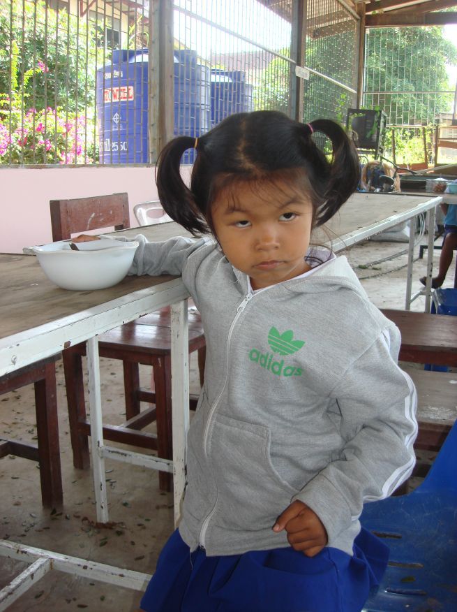 คุณครูของน้องคนนี้บอกว่าน้องเค้าตาบอดสนิท1ข้างครับตัวผมเองวึ่งมองถ้าไม่มีใครบอกคงไม่รู้ว่าน้องเค้าตา
