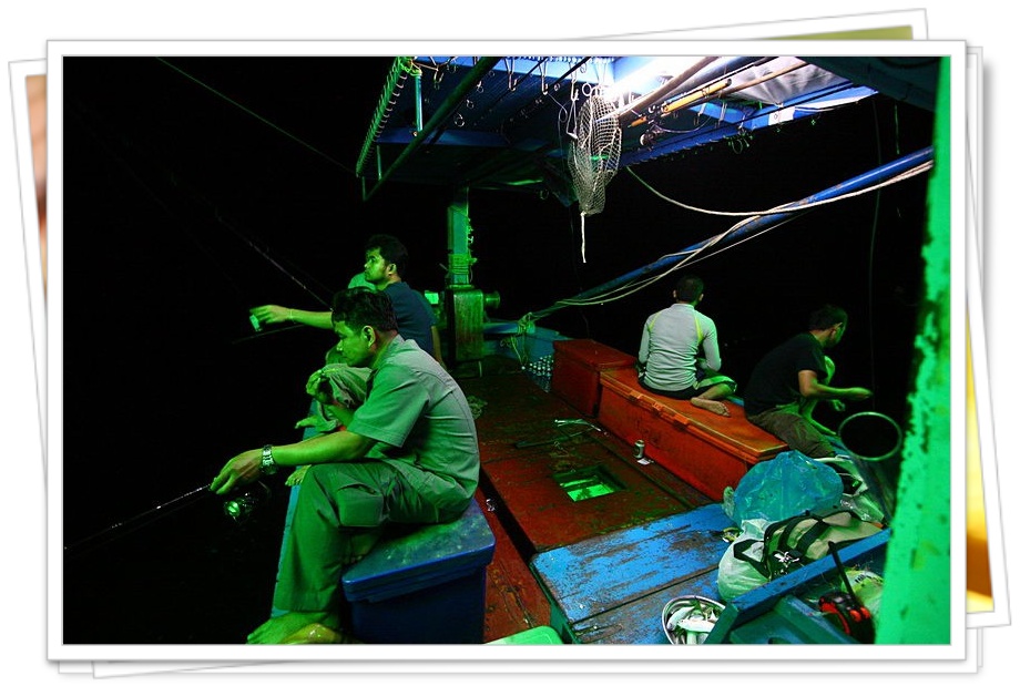 ลงเรือเที่ยงคืนจะหม๋านไหมนี่  เอ้ารีบๆหากระสือ...อุ๊ยกระสุน :laughing: :laughing:
+++++++++++++++++