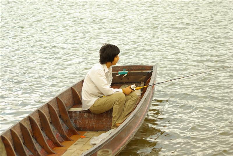  [b]ส่วนเรือ...."สายสมร"....ก็จอดเป็นปกติครับ มัดไว้กะโป๊ะ...ไปไหนไม่ได้..พายหาย.....พายถูกงัดครับ