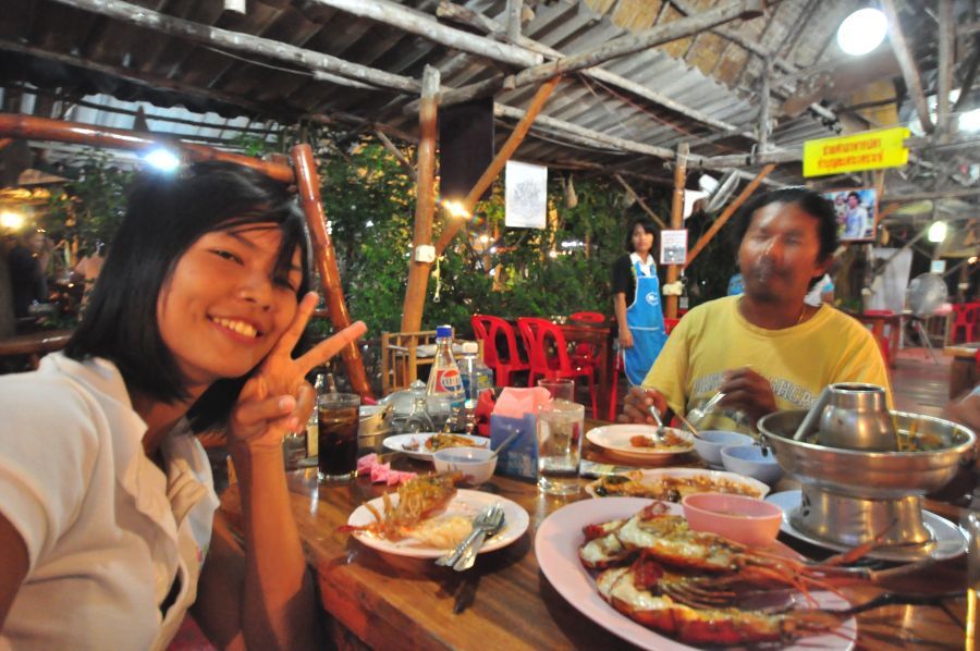 แอ๊บไม่เลิก.......แม้กระทั่งตอนจะกิน