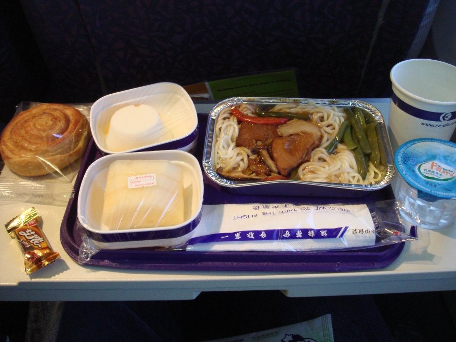 เปิดฉากด้วย....อาหหารบนเครื่องบะหมี่แห้ง...หน้าหมูตุ่น....เสียอย่างเดียวน่าจะมี ไม่มีพริกน้ำปลา.....