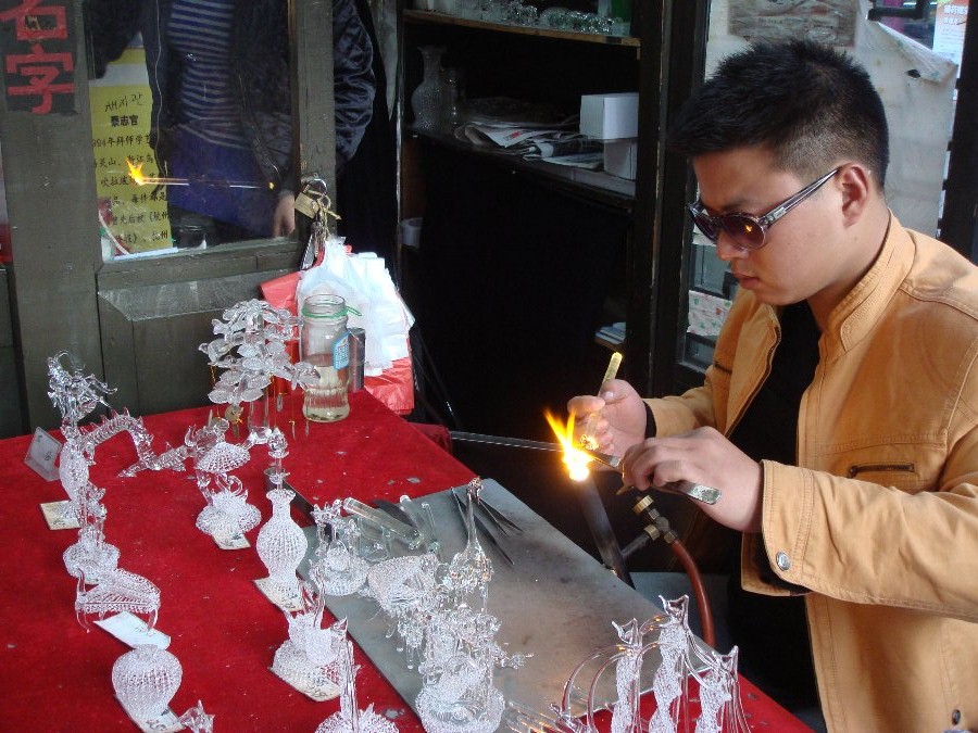 งานฝีมือ  ทำแก้ว...แจ่มากครับดุเหมือนจะง่าย....แต่แค่มองแป๊บเดียวก็แสบตาแล้วววว   อิอิอิอิอิ