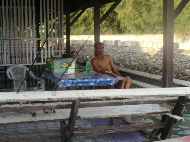 เดินตะเวนหาทุกท่าเรือ โทรทุกป้ายที่มีเบอร์โทรเรือตกปลาในย่านนั้น
ถามทุกคนที่เดินผ่าน ขับตระเวนไปเรื