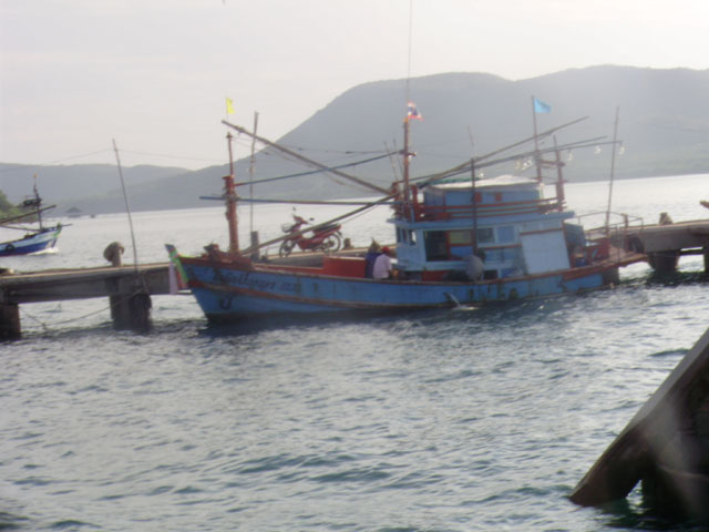 พอถึงเวลาเรือก็มารอแล้ว ไปกัน ไปกัน อุตส่าห์หาเรือได้ 
จะได้ปลาไหมน้อออ...