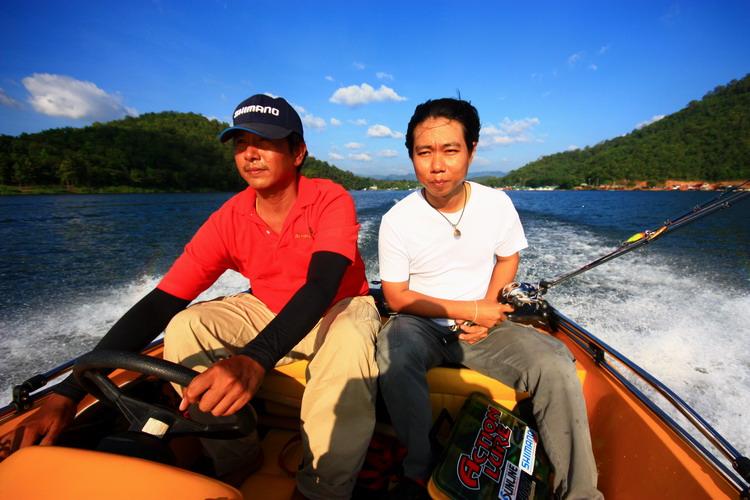 หลังจากนั้น...ได้ลงเรือกับน้าโม่ง แล