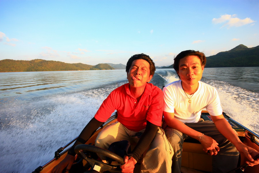 กลับมาแล้ว ขออนุญาติทักทายรวมๆเลยนะครับ กะให้จบคืนนี้  :love: :love: :love:

_____________________