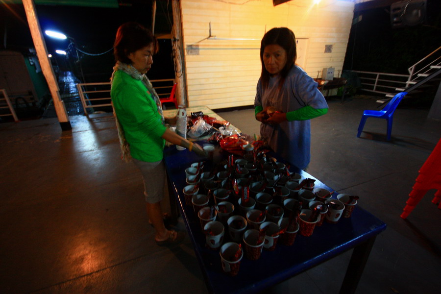 เจ๊ลัดดา...ก็เตรียมกาแฟไว้พร้อม  :cheer: :ch