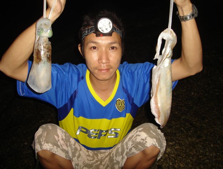 หมึกหอมสดสุดยอดเหยื่อ ตกได้ทุกปลา :umh:
ถ้าตกเองสามารถแช่ฟีตไว้ได้เป็นอาทิตย์ :smile: