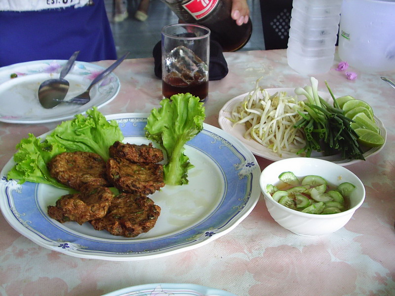 ทอดมันปลากราย กะผัดไทย แถวลาดหญ้าอ