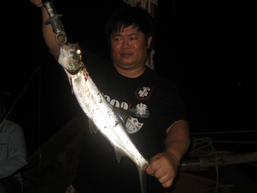 หัวเรือจิ๊ก เสียงพี่ยะ อยู่กลางเรือร้องเฮ้ย!นวลจัน ถูกอัดกระโดดสบัดเบ็ดหลุดแต่ดวงคงถึงฆาต
ดันหลับหู