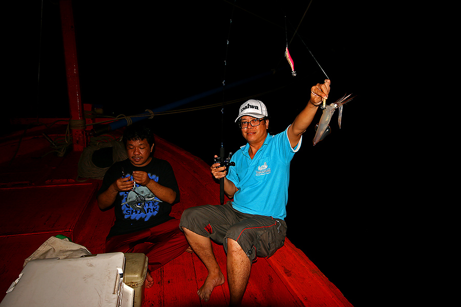 
เรามาถึงหมายที่ไต๋ก้าน ได้หมึกมาเมื่อวาน

แต่มีเรือมาจอดจองที่อยู่แล้ว

ไต๋ก้านจึงขยับไปที่แหล