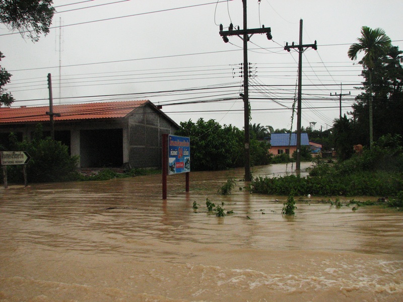 ปีนี้น้ำมาแรงและ เร็ว ผิดปกติ ทั้งที่ฝนตกแค่ 2 วันเอง

แต่ฝนตกที่ฝั่ง มาเลเซีย มาหลายวันแล้ว


