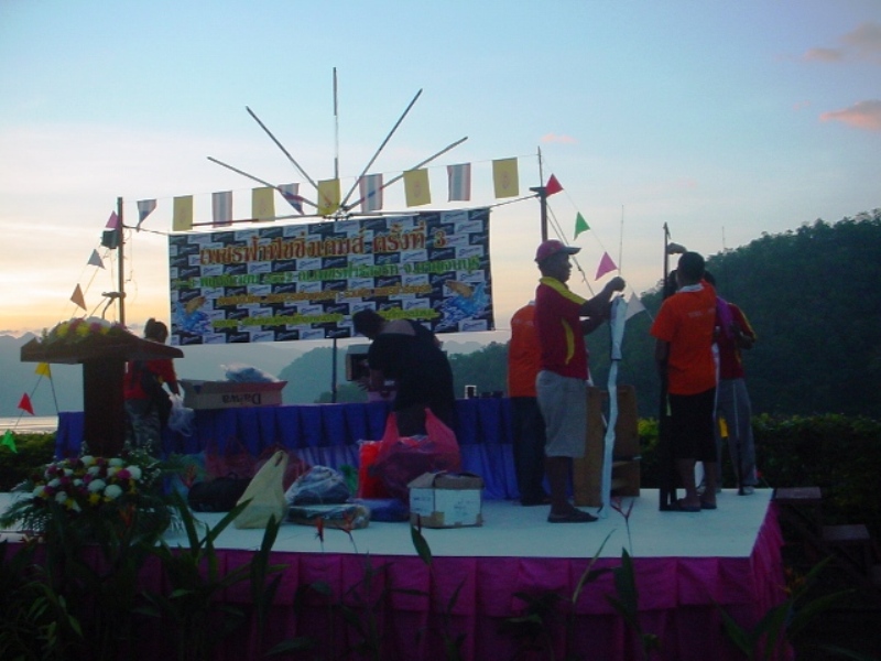 ส่วนบนเวที ก็คอยจัดของรางวัล ที่ผู