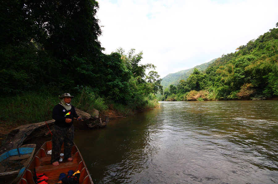 น้าใหญ่ อาศัยยืนหวดอยู่บนเรือ ตีไป
