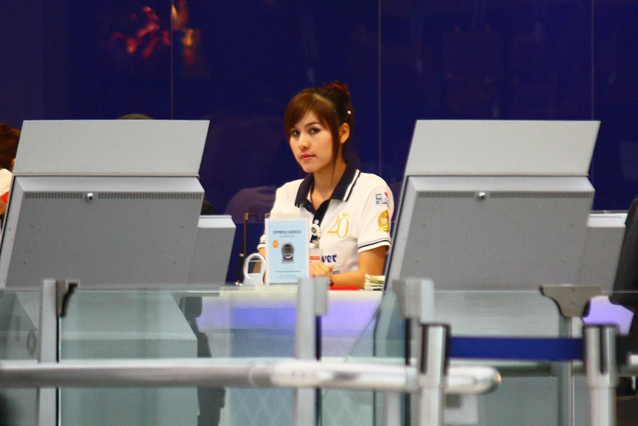 ที่ Duty Free มีสาวน่ารักอยู่ไกล ๆ เลยซูมซะหน่อยระหว่างนั่งรอเครื่อง ..พอเห็นว่าเราซูมก็เลยเก๊กซะงั้