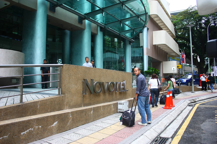 ถึงโรงแรมที่พักแล้วครับ...Novotel  :grin: