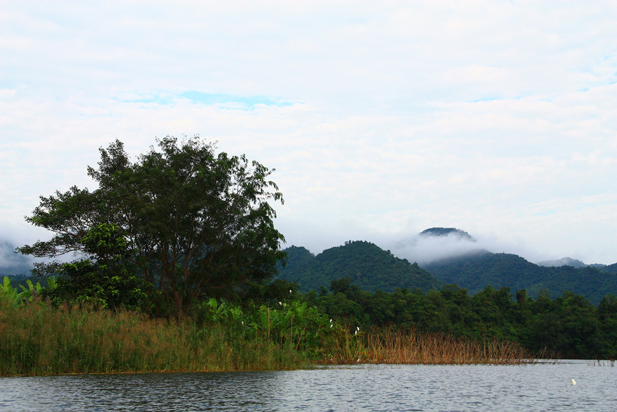 หมอกลงเสียบยอดเขาแม้กระทั่งตอนบ่ายแก่แบบนี้...นั่งเรือชมเพลินเล้ยยย
 :smile: :smile: