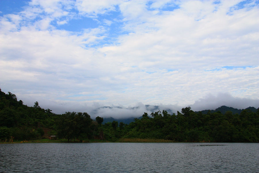 อากาศเย็นสบาย แดดหลบหายไปในก้อนเมฆ
นั่งเรือให้ลมเย็นๆ พัดกระทบร่างกายอันอวบแน่น
 :grin: :grin: :gr