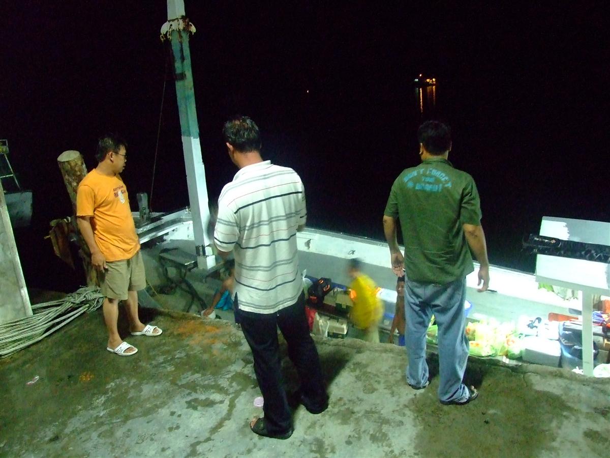 เรานัดเจอกันที่ร้านอาหารของสโมสรทหารเรือเพื่อจะไปลงเรือพร้อมกันครับ
พอถึงเรือก็ช่วยกันขนอุปกรณ์ตกปล