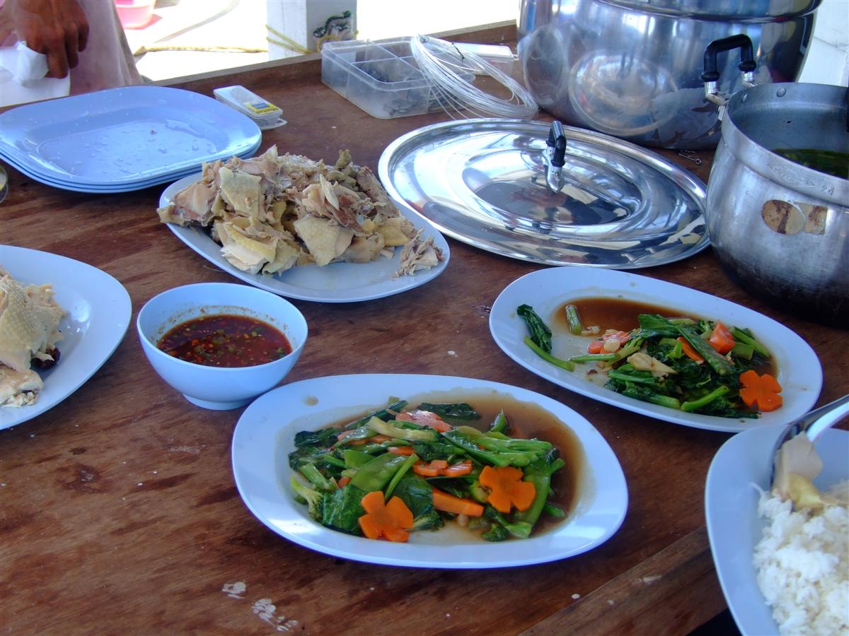 ได้เวลาอาหารมื้อแรกบนเรือแล้ว


ขอ