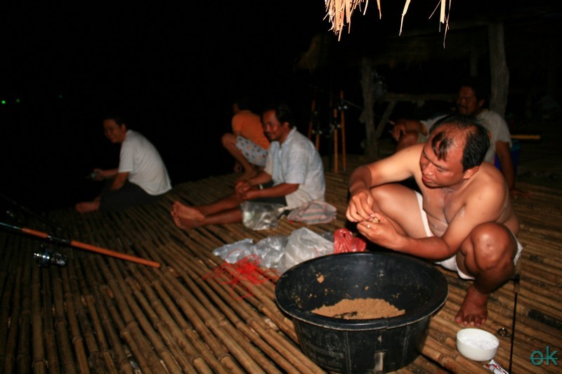 -------------  ตัดภาพบรรยากาศ มาตอนกลางคืนบ้างครับ.........เตรียมตัวใส่เบ็ดเล็ก ตกปลากะมัง 
