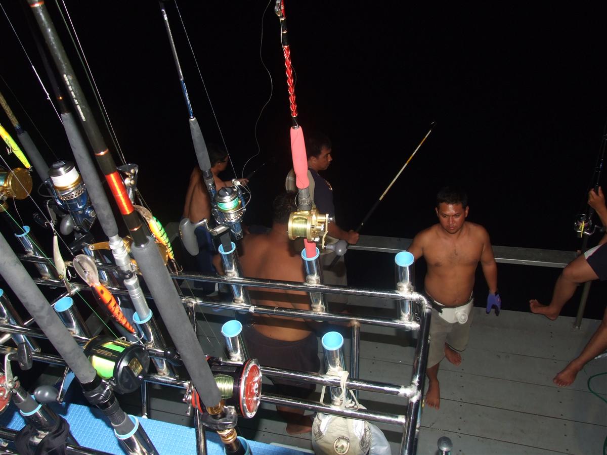 ท่านผู้ชมเริ่มเต็มท้ายเรือแล้วครั
