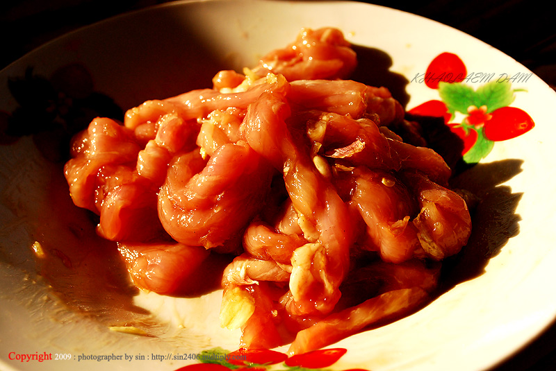 หมูก็มีนะ  กันไว้เผื่อปลาไม่กินจะไ