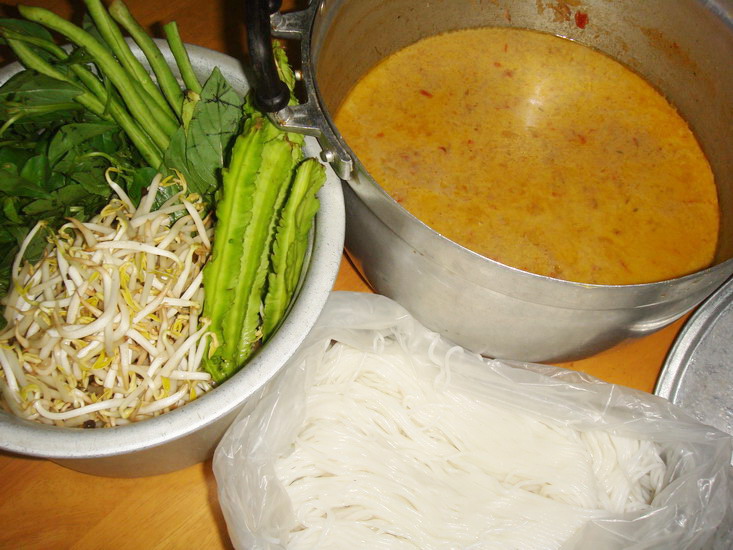 เพิ่มเติมครับ..... :grin:
ยี่สกที่ได้มานำมาทำ น้ำยา เคียงด้วยผักและข้าวปุ่น   :umh:
หลังจากได้ยี่ส