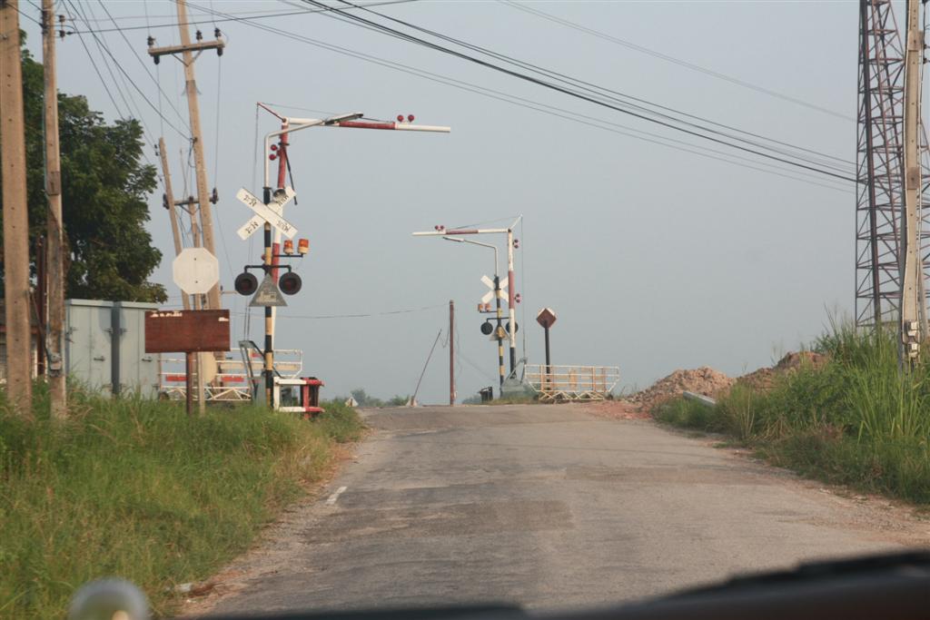 จากนั้นก็เดินทางต่อครับ...ผ่านทางรถไฟด้วย