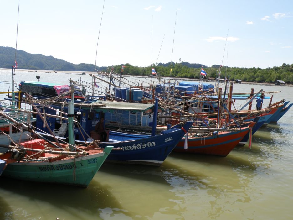 มาถึงท่าเรือปากบารา เวลา14.00น.ตามนัดกับบังอาดไต๋เรือพอดีครับแกยืนรอที่ท่าเรือ