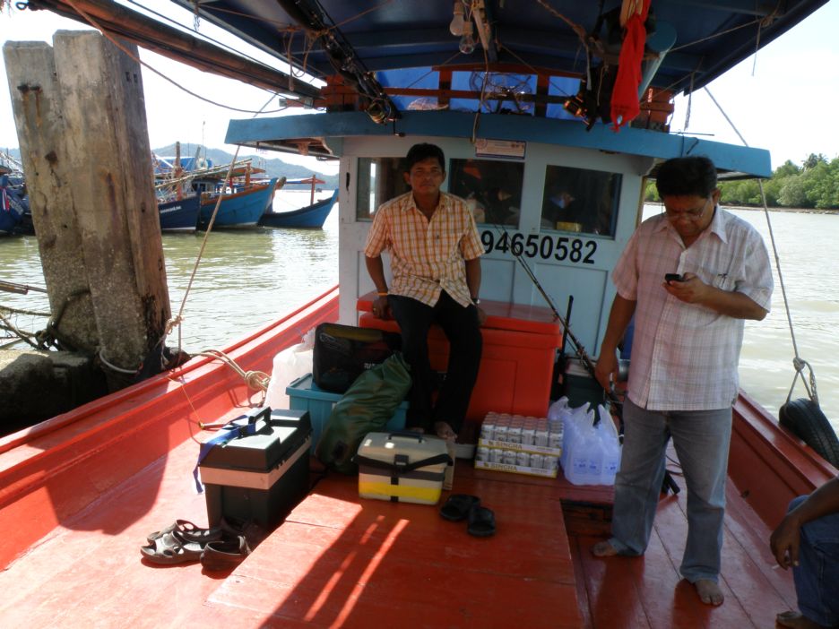 ขนของลงเรือเสร็จคุณแป๋ะแห่งองค์การโทรศัพท์ยะลา ขอนั้งพักก่อนครับ