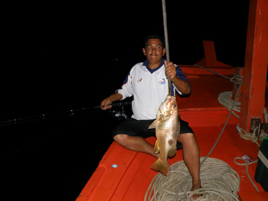 พี่ผลที่นั้งด้านหน้าเรืออีกคนก็อัดอั๋งจ๋อขึ้นมา