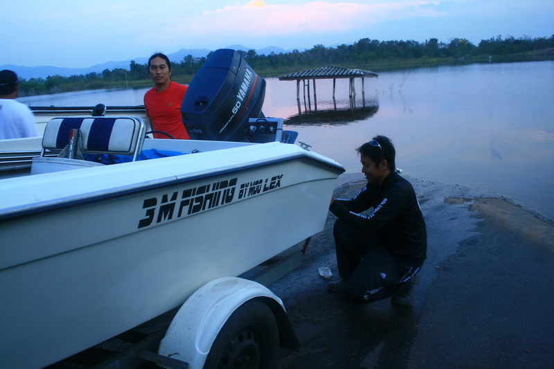 เตรียมตัวเอาเรือลงน้ำกันเลย  .....   มีเรือมาถึงก่อนหน้านี้สองลำก็คุยทักทายกันนิดหน่อย  :cheer: :che