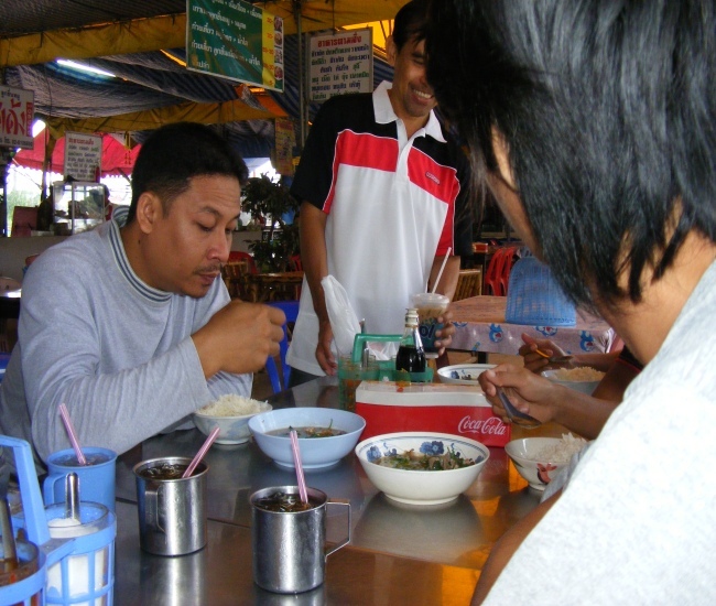แวะเติมพลังตอนเช้า..กองทัพต้องเดินด้วยท้อง :laughing: