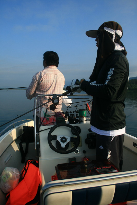 หัวเรือกับท้ายเรือเอาตัวรอดกันไปได้แล้ว ...  เหลือตรงกลางเรืออยู่สองคน   :laughing: :laughing: :laug