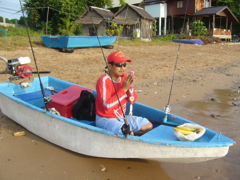 ตามธรรมเนียม ก่อนเรือลงน้ำต้อง ไหว้แม่ย่านาง ขอพรกันก่อน  