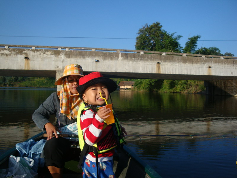 บางครั้ง พวกเราก็ลอดไปหลบแดด ใต้สะพาน น้องเคนบอกว่า มันเย็นดี