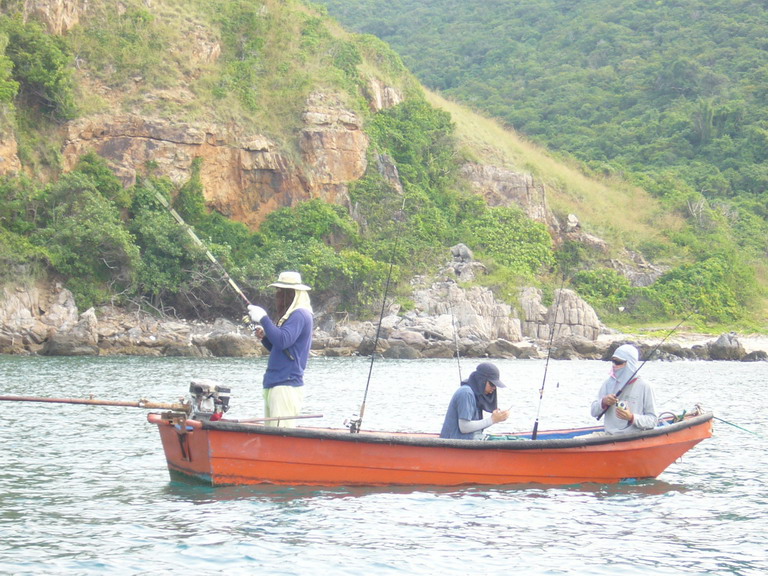 มาถึงหมายแรก เรือไต๋จุกจอดรออยู่แล้ว 
