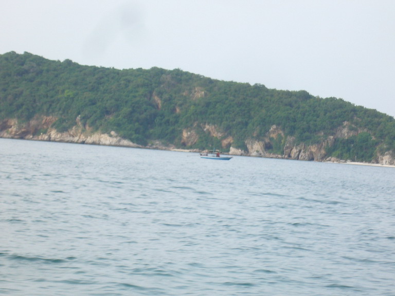 หันมองไปทางเกาะคราม มีเพื่อนร่วมสายน้ำอีกลำกำลัง ตกปลาอยู่