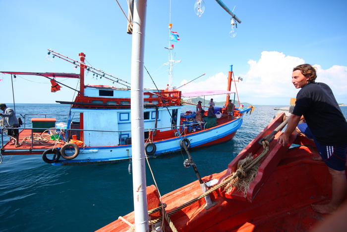 ลูกเรือชาวเยอรมันผูกเรือเข้าหากัน

ขยันมากครับทำกับข้าวอร่อยด้วย