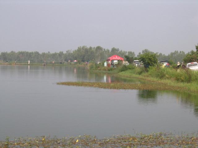 ลากันด้วยภาพความใหญ่ของบ่อน่ะคับ (