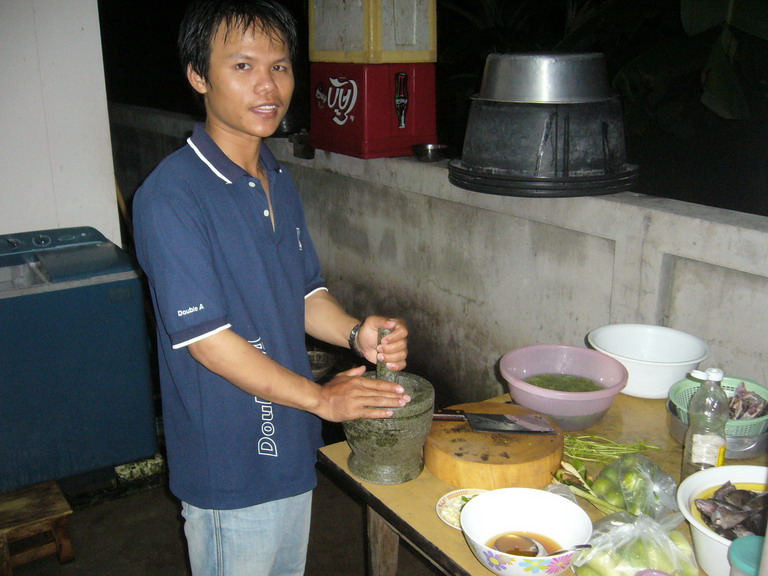 น้าน้องทำธุระเสร็จก็มาช่วยกันทำ มีเสียงแซวดังมาจากในบ้าน" เข็ดไหม ตกเอง ทำเอง กินดัวย " ฮาๆๆๆๆ น้า