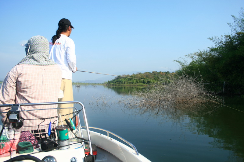 ผมตีอยู่ด้านหน้าเรือ แต่ปลาไปช๊าตอ