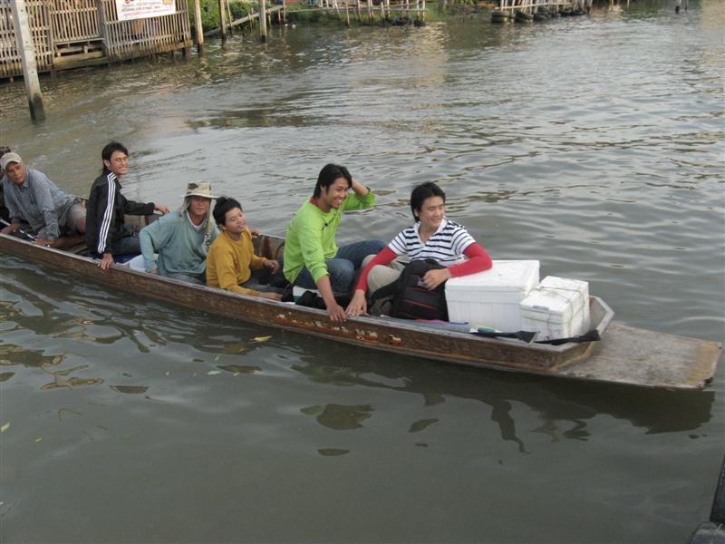 และแล้วก้อได้เวลาลงเรือกลับบ้านครับ ก้อถือโอกาสลากันเลยครับ

[b]ขอบคุณน้าๆ ป้าๆ ทุกท่านที่ติดตามชม