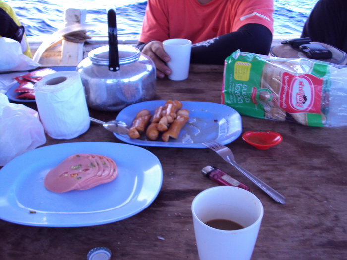 วิ่งเรือมาถึงเกาะ9ประมาณตี4เราจอดนอนกันก่อนพอเช้าก็เริ่มสภากาแฟว่าแผนว่าเราจะไปไหนกัน
 :smile: