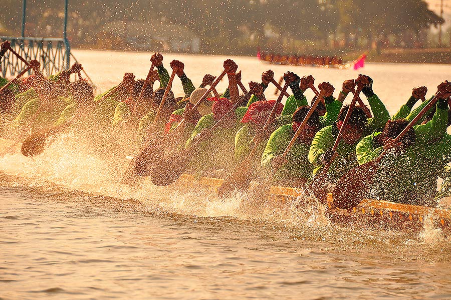 เอาภาพมาฝาก   แข่งเรือ ที่บึงบอระเพ็ด