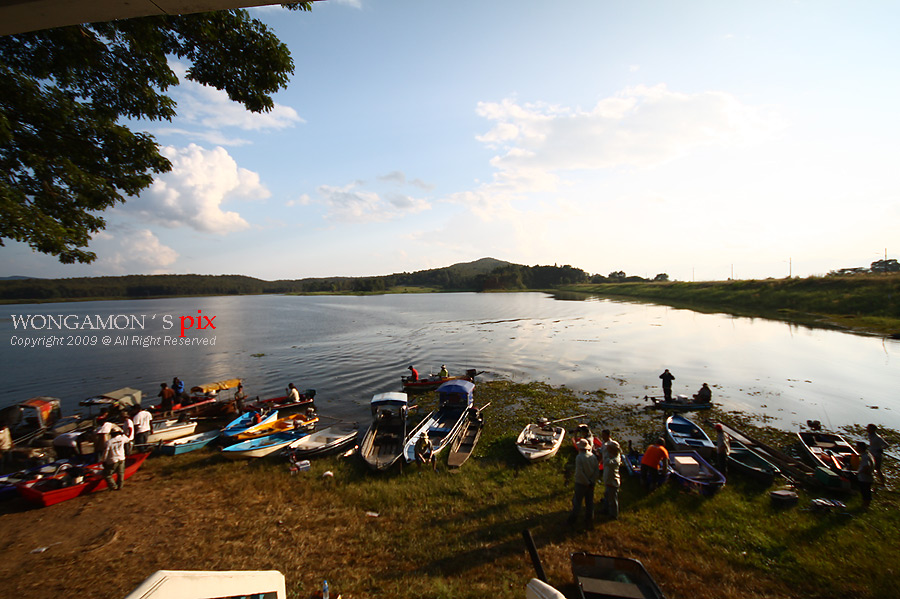 ช่วงก่อนปล่อยเรือครับ ประมาณ 25-26 ลำได้ :cool: :cool: :cool: :cool: :cool: