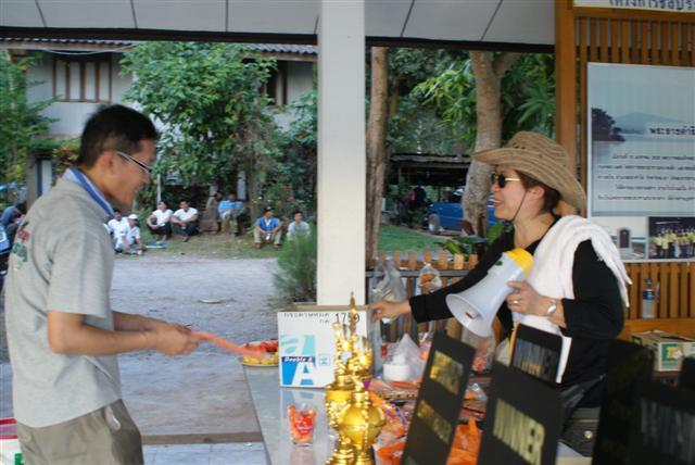  :laughing: P'ติ๋วกะน้าหนุ่ยสบตากันใต้แว่น 

เหมือนจะรู้กันว่า ......  หาหมายตีปลาช่อนแถวบ้านเราก