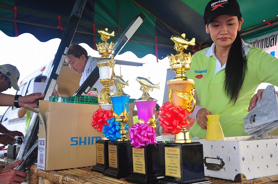 ถ้วยรางวัลครับป๋ม  กับสาวออฟฟิตข้างหลัง :grin: